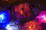 Set van paarse / violet lichtgevende ijsklontjes_